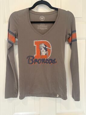 '47 Brand Denver Broncos Womens Long Sleeve V-Neck Shirt Gray Distressed S 2-6